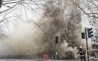Dân London tá hỏa vì khói lửa bốc lên từ ống cống