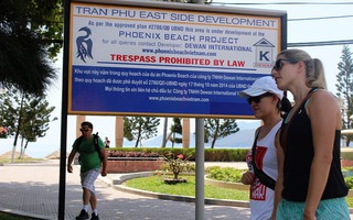 Yêu cầu tháo dỡ bảng "cấm xâm phạm" trên bờ biển Nha Trang!
