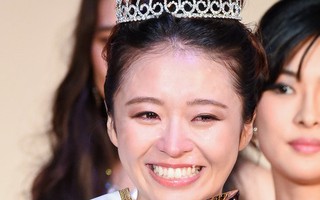 Tân Hoa hậu Thế giới Nhật Bản nức nở khi đăng quang