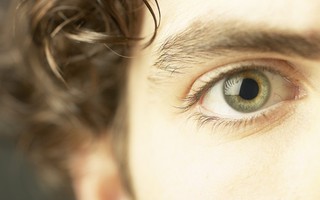 Màu mắt tiết lộ gì về sức khỏe bạn?