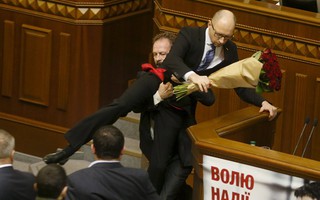 Cảnh tượng khó đỡ trong cuộc họp quốc hội Ukraine