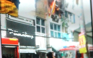 Cháy cửa hàng bao cao su, đường vào ga Sài Gòn bị phong tỏa