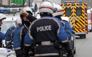 Vụ thảm sát Charlie Hebdo: Bạn bè bảo vệ nghi phạm đầu hàng
