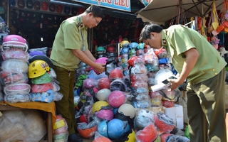 Hội chợ xuân bán mũ bảo hiểm giả hiệu Nón Sơn