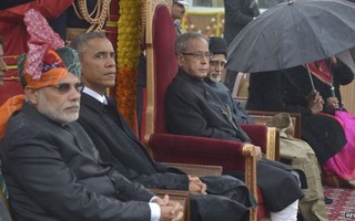 Ông Obama nhai kẹo cao su khi xem diễu hành ở Ấn Độ