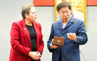 Bộ trưởng Anh xin lỗi vì tặng đồng hồ cho thị trưởng Đài Bắc