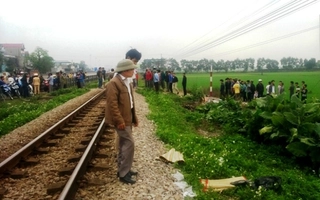 A lô cạnh đường sắt, thanh niên 19 tuổi bị tàu hỏa cuốn tử vong