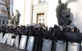 Biểu tình dâng cao ở Kiev, thủ tướng Ukraine bị ép từ chức