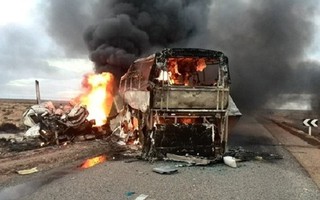 Xe buýt tông xe tải, 33 người chết cháy