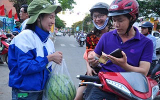 Thanh niên Quảng Ngãi bán dưa hấu giúp bà con nông dân