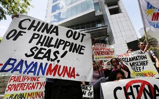 Tàu Trung Quốc bắn vòi rồng xua đuổi ngư dân Philippines