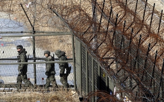 Lính Triều Tiên băng qua trận địa mìn vào Hàn Quốc