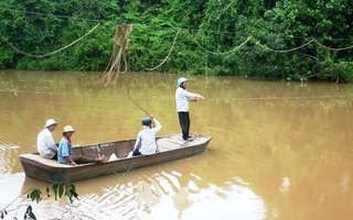 Lâm Đồng: Ngàn lượt người qua sông bằng xuồng đu dây!