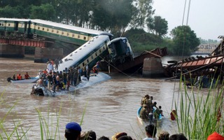 Pakistan: Tàu lửa chở quân lao xuống kênh, 19 binh sĩ thiệt mạng