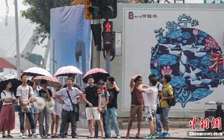 Bắc Kinh nắng cháy da, người dân tìm nơi hạ nhiệt
