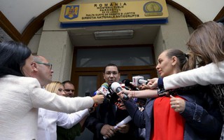 Thủ tướng Romania bị cáo buộc tham nhũng