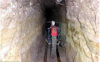 Trùm ma túy Mexico phóng xe máy vượt đường hầm