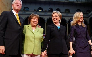 Bà Clinton chi 2 triệu USD quảng cáo về mẹ