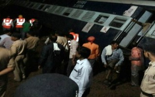 Ấn Độ: Hai tàu lửa trật bánh liên tiếp, 40 người chết