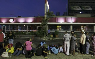 Venezuela: Xếp hàng cả đêm chờ mua thực phẩm
