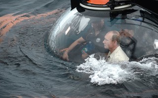Ông Putin lặn xuống biển Đen khi thăm Crimea