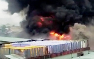 Xưởng nhuộm cháy dữ dội, công nhân nháo nhào bỏ chạy