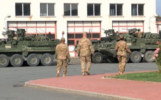Đoàn xe quân sự Mỹ tiến vào Đông Âu