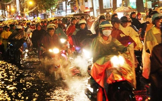 Sài Gòn: Sau mưa, đường phố lại tê liệt