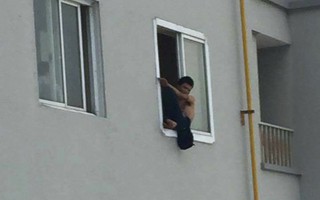 Thanh niên “ngáo đá” vắt vẻo trên cửa sổ tầng 21 đòi tự tử