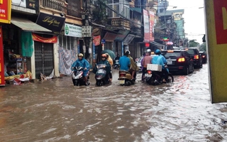 Hà Nội: Mưa lớn, phố lụt lội, hàng loạt xe chết máy