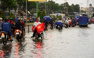 Mưa lớn buổi chiều, nhiều tuyến đường Sài Gòn đã ngập sâu