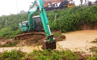 Đường ống nước sông Đà lại gặp sự cố, 70.000 hộ dân bị cúp nước