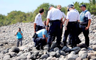 Vụ MH370: Cá mập sát thủ trên hòn đảo tìm thấy mảnh vỡ