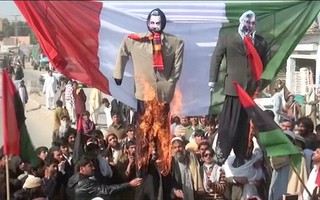 Phản đối báo Pháp, người biểu tình Pakistan đốt nhầm cờ Ý