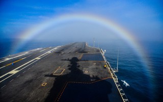 Cận cảnh tàu sân bay USS John C. Stennis chui qua cầu vồng