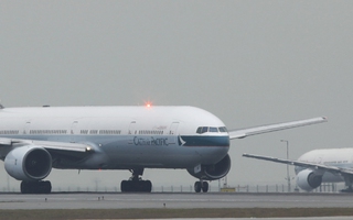 Máy bay Cathay Pacific hạ cánh khẩn cấp sau tiếng động bí ẩn