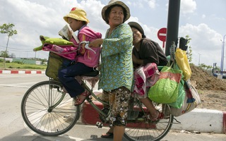 Thương cảnh mẹ đạp xe 50 km đưa con đến trường, chăm con bại não