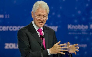 Vợ tranh cử, ông Clinton tuyên bố vẫn diễn thuyết kiếm tiền