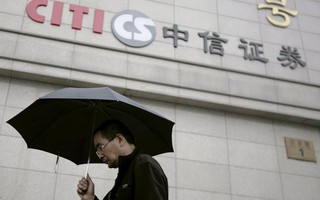 Chứng khoán Trung Quốc giảm sốc sau hung tin kép