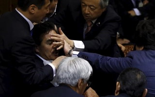 Nhật: Dự luật an ninh thông qua trong ẩu đả
