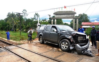 Ô tô "thách thức" tàu hỏa, 5 người lao khỏi xe thoát chết