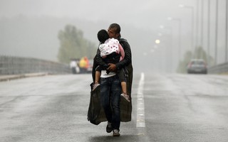 Bức ảnh chấn động về cha con người tị nạn Syria