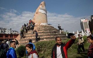 Động đất Nepal: Hình "tự sướng" gây ám ảnh