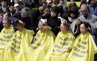 Người thân nạn nhân phà Sewol đồng loạt cạo đầu biểu tình