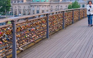 Paris bắt đầu chiến dịch phá “khóa tình yêu”