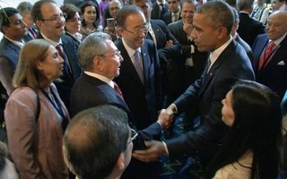 Lãnh đạo Mỹ - Cuba bắt tay làm "nóng" Tây bán cầu