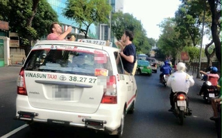 3 ông Tây nhậu trên… nóc taxi gây náo động đường phố Sài Gòn