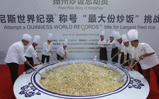 Trung Quốc: Làm đĩa cơm chiên 4 tấn rồi đổ cho... heo ăn