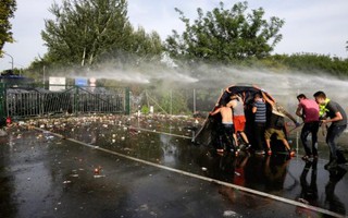 Cảnh sát Hungary phun vòi rồng, bắn hơi cay trấn áp người di cư