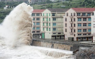 Bão Chan-hom đổ bộ Trung Quốc, cột sóng cao 10 mét